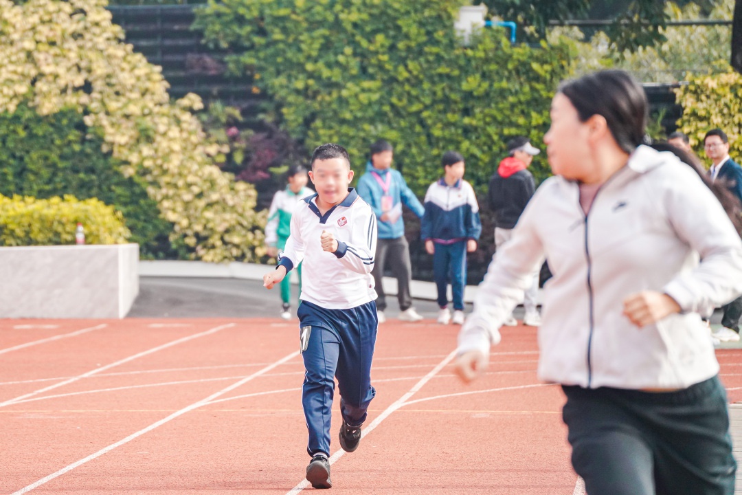 8.66秒奇迹！孤独症男孩勇夺50米跑金牌，背后的故事让人动容  第4张