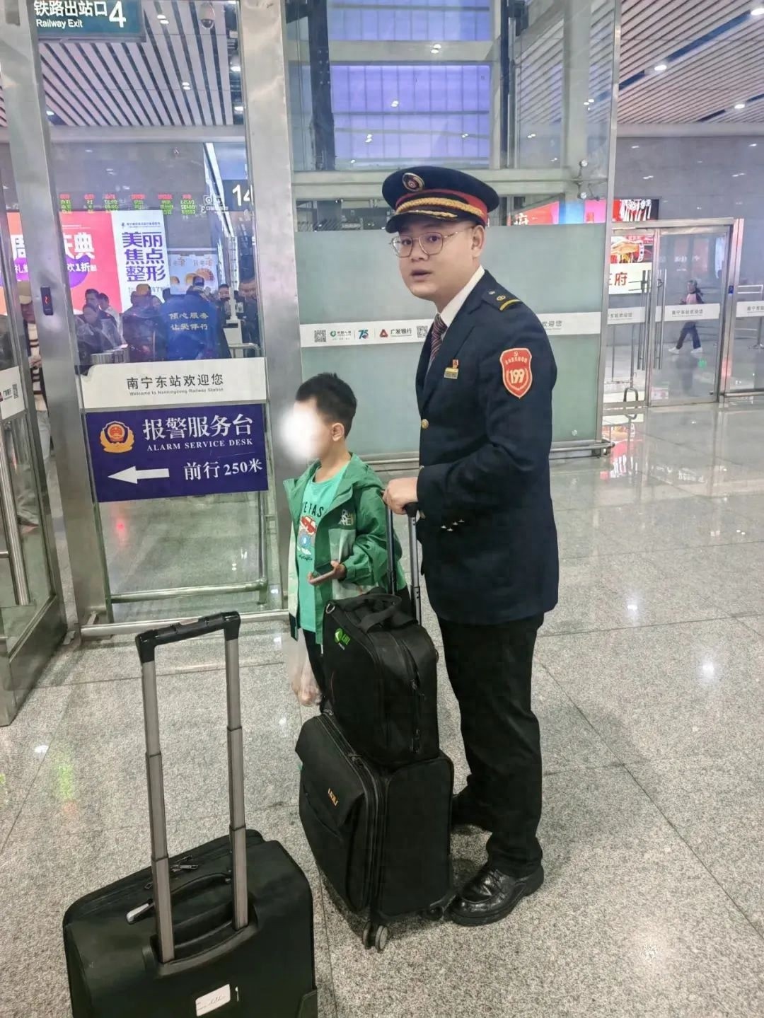 小男孩南宁东站走失，铁路司机蒙展文暖心相助，母子终团聚