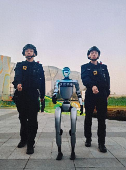 杭州街头惊现人形机器人与警察并肩巡逻，反诈宣传新利器引爆市民关注