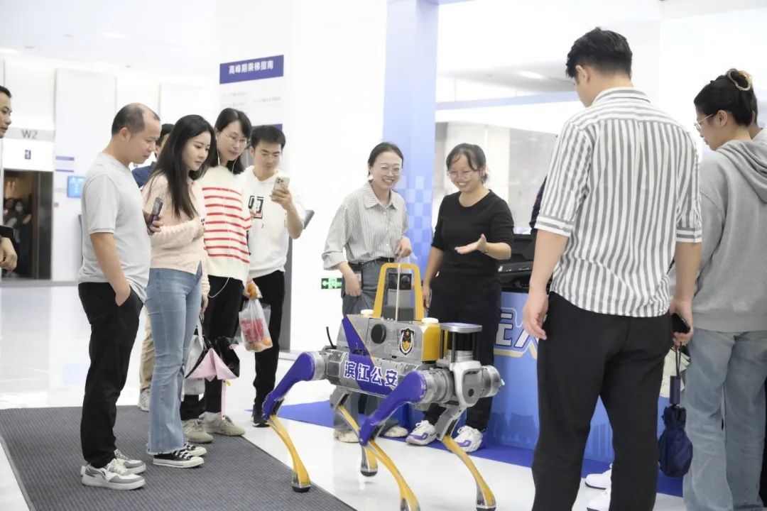 杭州街头惊现人形机器人与警察并肩巡逻，反诈宣传新利器引爆市民关注  第3张