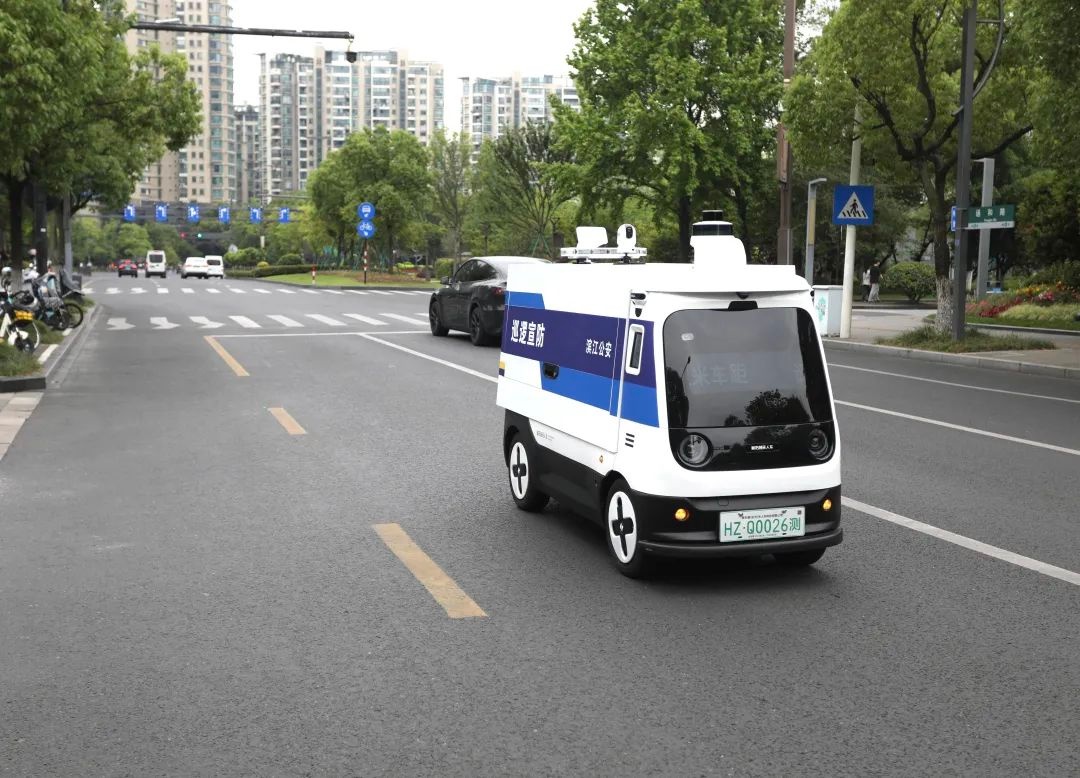 杭州街头惊现人形机器人与警察并肩巡逻，反诈宣传新利器引爆市民关注  第4张