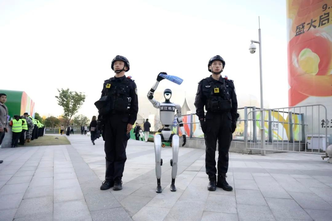 杭州街头惊现人形机器人与警察并肩巡逻，反诈宣传新利器引爆市民关注  第5张