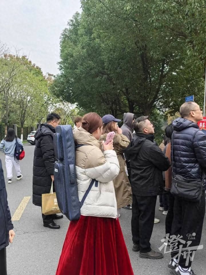 2025年艺术省考现场直击：盛装考生一展歌喉，家长围观热情高涨  第1张