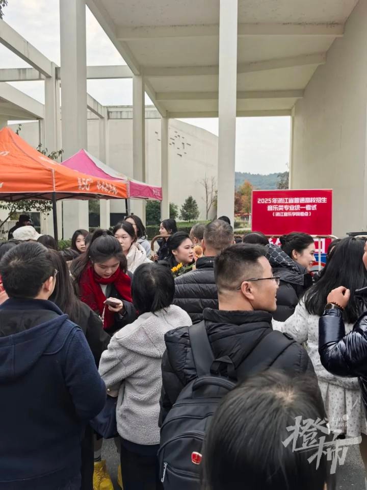 2025年艺术省考现场直击：盛装考生一展歌喉，家长围观热情高涨  第2张