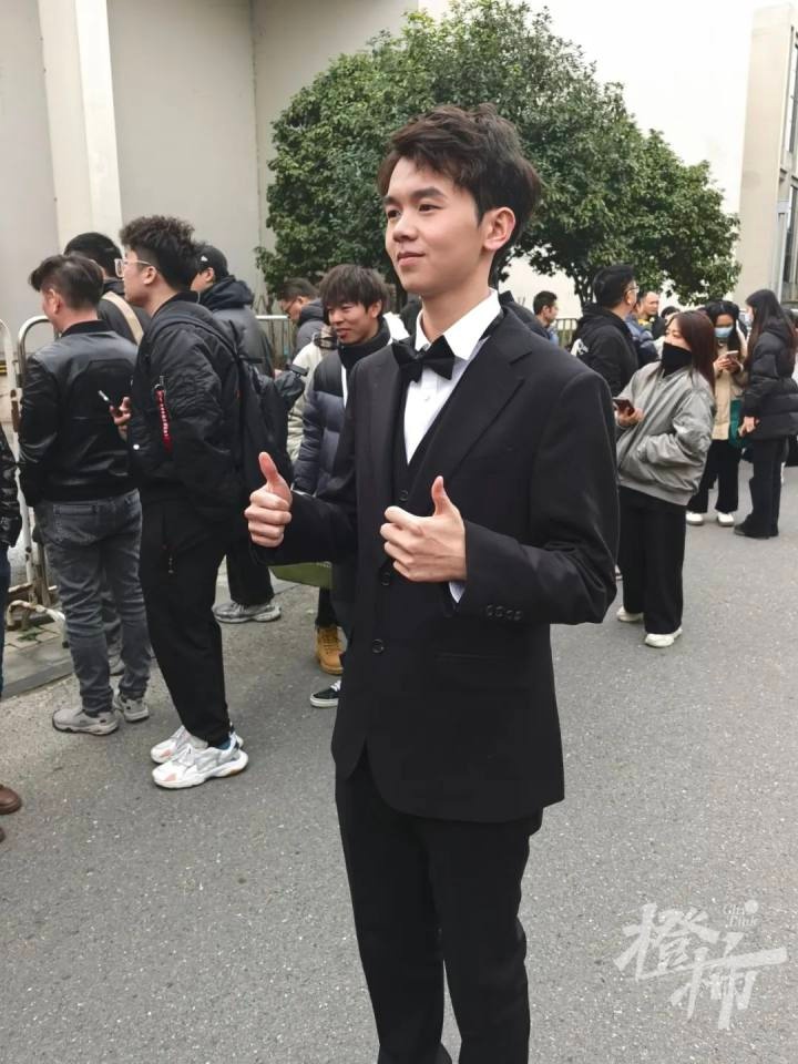 2025年艺术省考现场直击：盛装考生一展歌喉，家长围观热情高涨  第3张