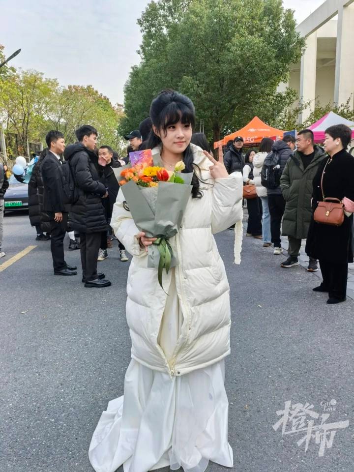 2025年艺术省考现场直击：盛装考生一展歌喉，家长围观热情高涨  第4张