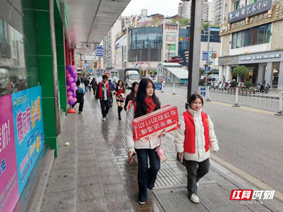 张家界寒冬送温暖：30名志愿者街头巷尾寻找流浪者，确保他们温暖过冬  第1张