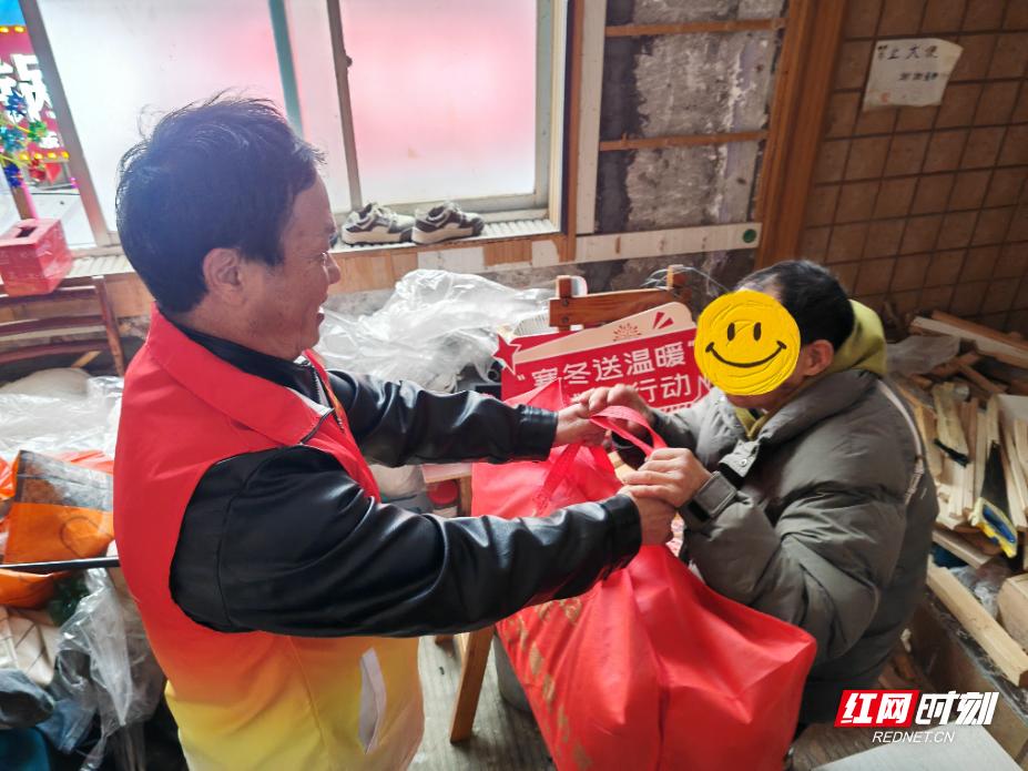 张家界寒冬送温暖：30名志愿者街头巷尾寻找流浪者，确保他们温暖过冬  第2张
