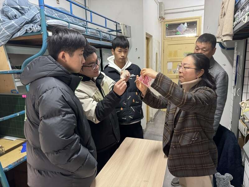 家长们走进大学宿舍，为新生上生活技能课，学生们直呼受益匪浅  第2张