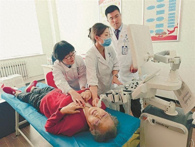 免费检查！价值近百万超声仪搬进社区，头晕老人有福了