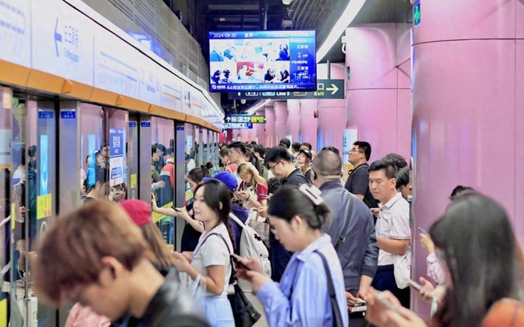 国庆假期青岛地铁游客排队等车，文旅消费热情高涨，你去了吗？  第1张