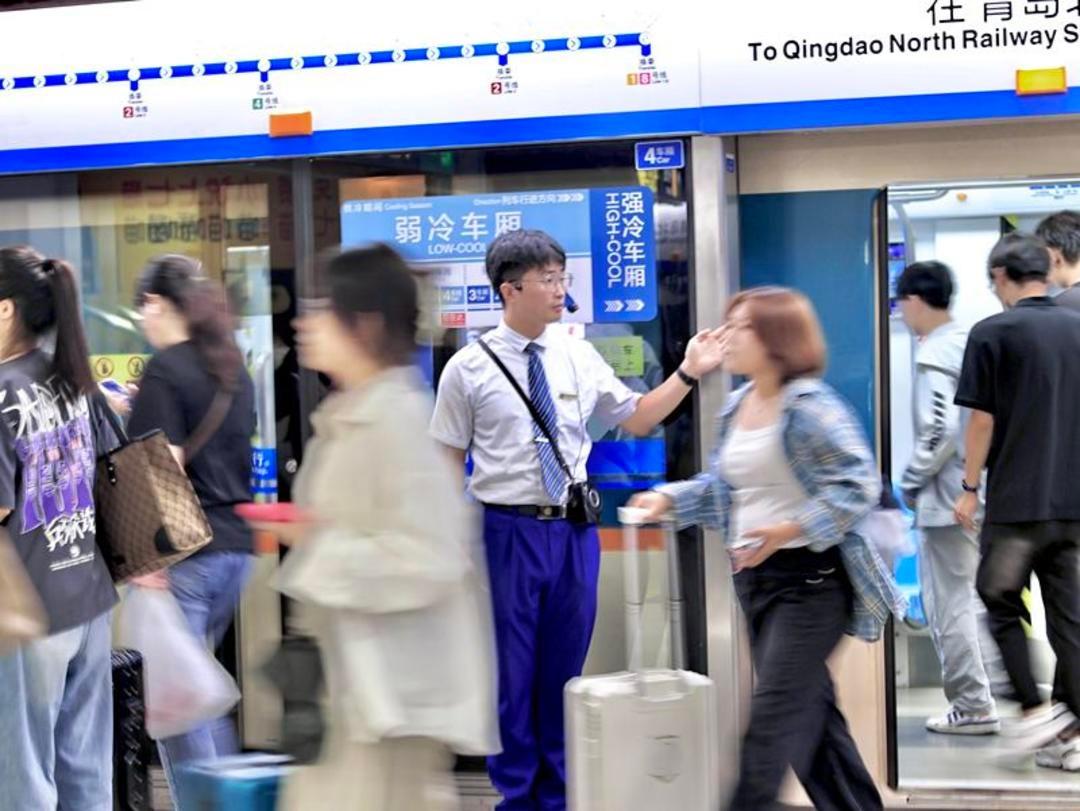 国庆假期青岛地铁游客排队等车，文旅消费热情高涨，你去了吗？  第2张