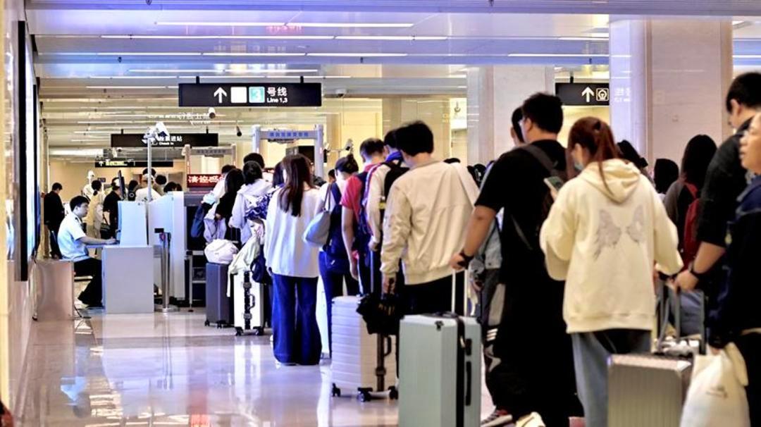 国庆假期青岛地铁游客排队等车，文旅消费热情高涨，你去了吗？  第3张