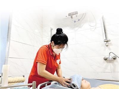 3500 万失能老人的洗澡难题，竟被这个新兴职业轻松解决