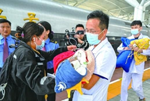 800 公里生命接力！贵州早产双胞胎康康成功抵达长沙，多方力量为生命护航  第1张