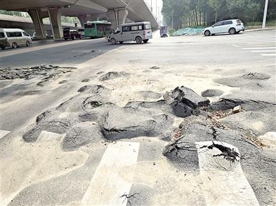 破损路面像波浪，谁到这个路口都得踩刹车  第1张