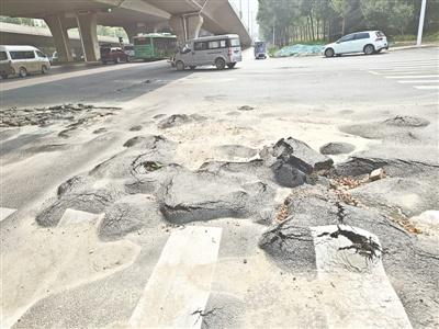 京广路与右江路交叉口路面破损严重，车辆行人通行受阻，谁来负责？  第1张