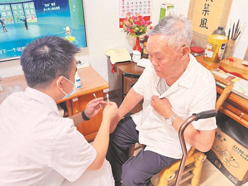足不出户就能住院？医护团队定期上门的家庭病床服务来了  第1张