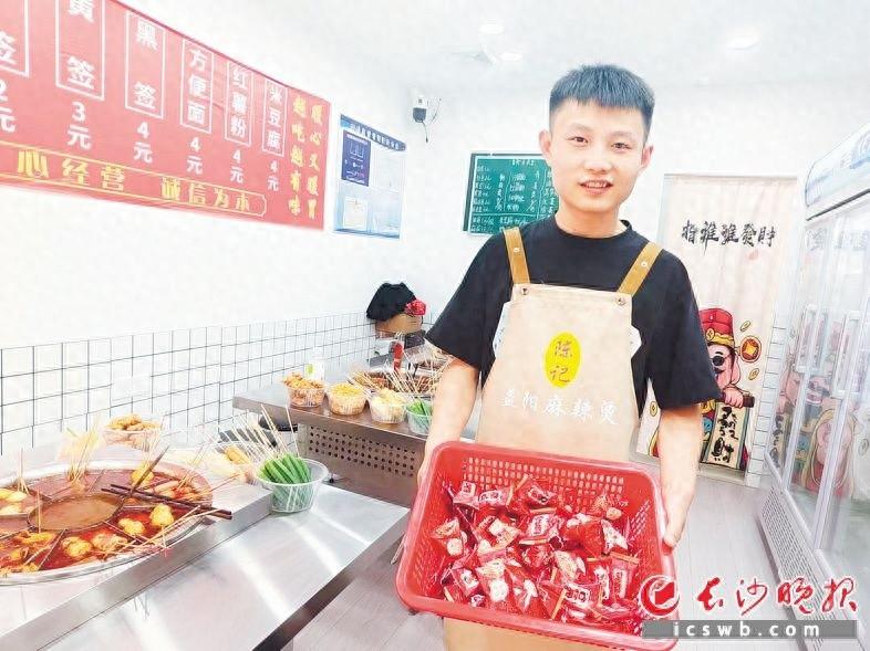 麻辣烫店老板请假结婚，归来带回 40 公斤喜糖，背后原因太暖心  第1张