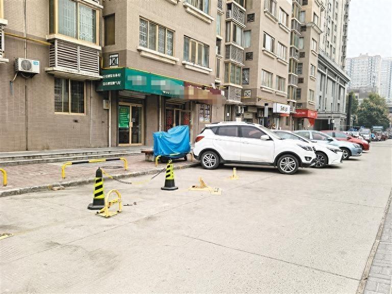 丰收二路变私人停车场，谁来管？