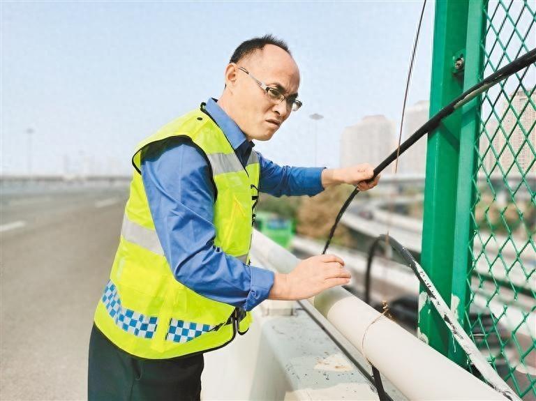 15 年如一日，西安好人邱辉坚守城市快速干道，确保道路畅通  第1张
