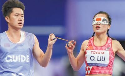 一根 10 厘米引导绳，连接运动员和领跑员，见证残奥奇迹