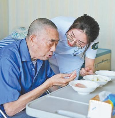 90 后健康照护师陈聪：用心呵护老人，用爱传递温暖