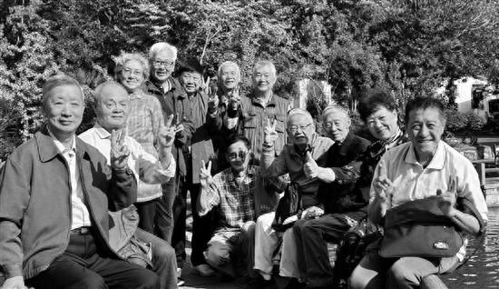 81 岁老人参加 75 周年同学会，称这或许是地球人类的第一次  第1张