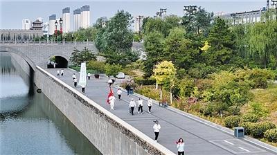 400 余名邮储银行职工健步走，践行绿色低碳生活理念  第1张