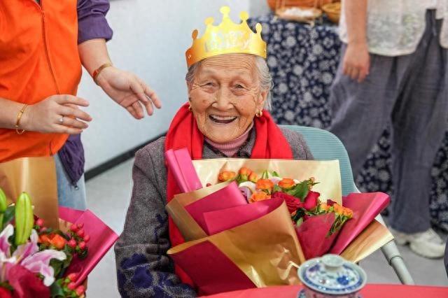 德清三门：情暖重阳，集体生日会与最长长寿面大赛  第1张