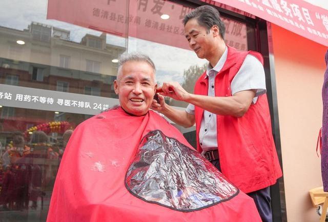 德清三门：情暖重阳，集体生日会与最长长寿面大赛  第2张