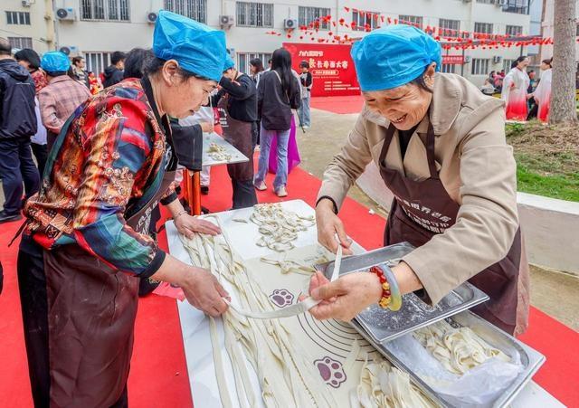 德清三门：情暖重阳，集体生日会与最长长寿面大赛  第4张
