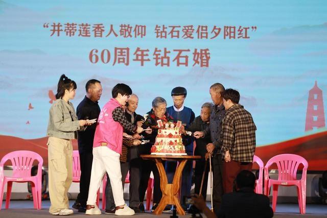 德清三门：情暖重阳，集体生日会与最长长寿面大赛  第7张