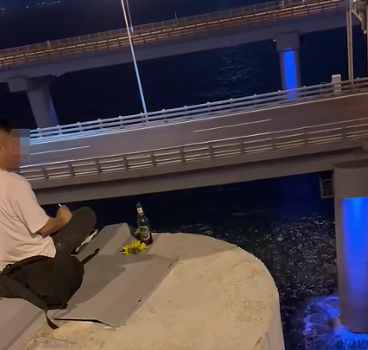 深夜男子坐 30 米高桥墩喝酒，背后原因令人揪心  第2张