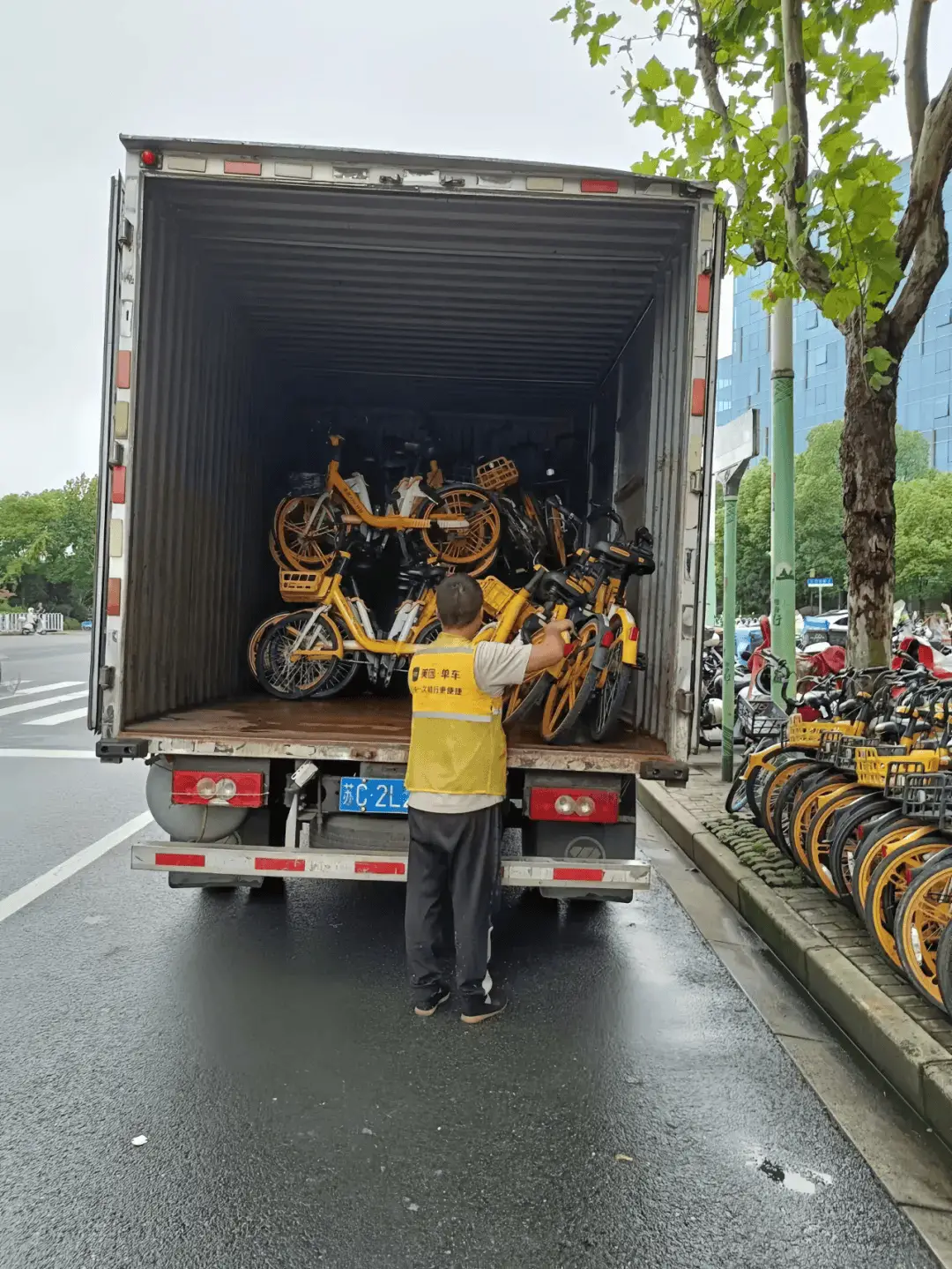上海闵行 18 万辆共享单车，每天骑行量近 30 万次，乱停乱放怎么破？  第3张