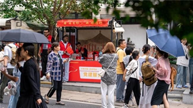 杭州满觉陇村桂花盛放，外国留学生志愿者成亮点  第1张