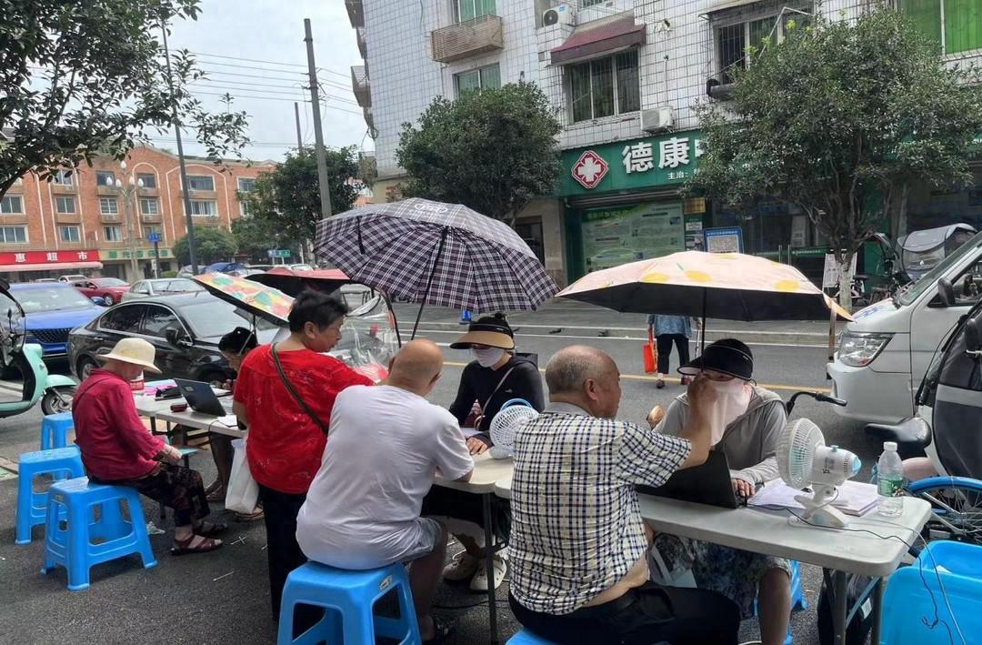 四十度高温下，老人为医护撑伞遮阳，背后的故事令人动容  第1张