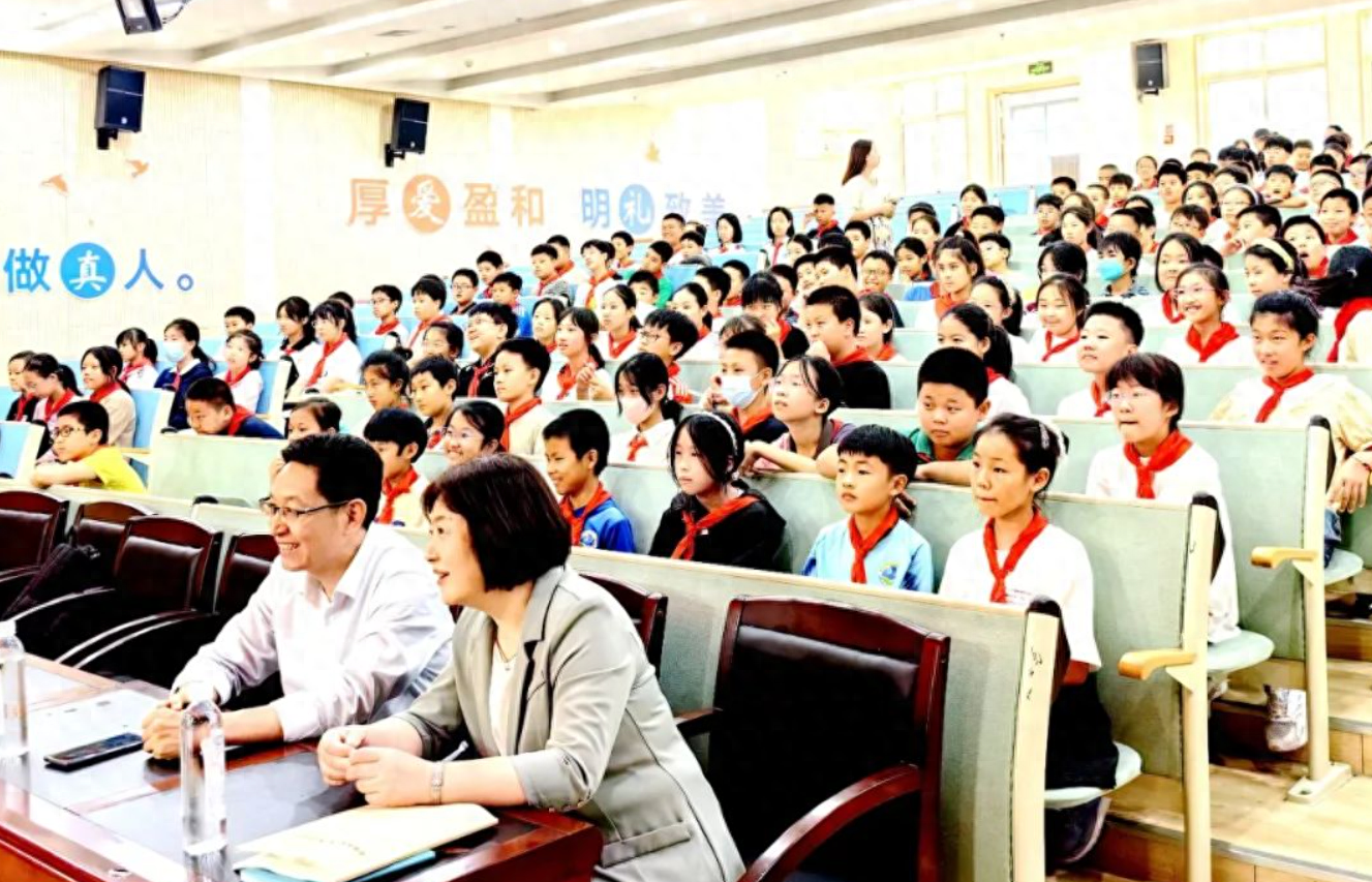 青岛基隆路小学聘任科学副校长，AI 时代的创新逻辑等你来探索  第1张