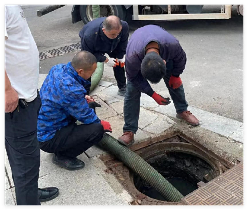 南充市高坪区：老旧小区污水管网堵塞，臭气四溢，市政部门紧急疏通  第1张