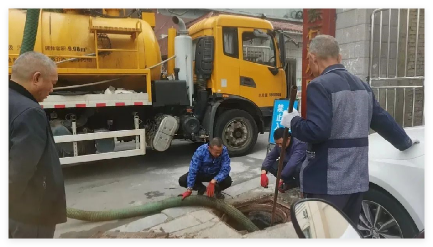 南充市高坪区：老旧小区污水管网堵塞，臭气四溢，市政部门紧急疏通  第2张