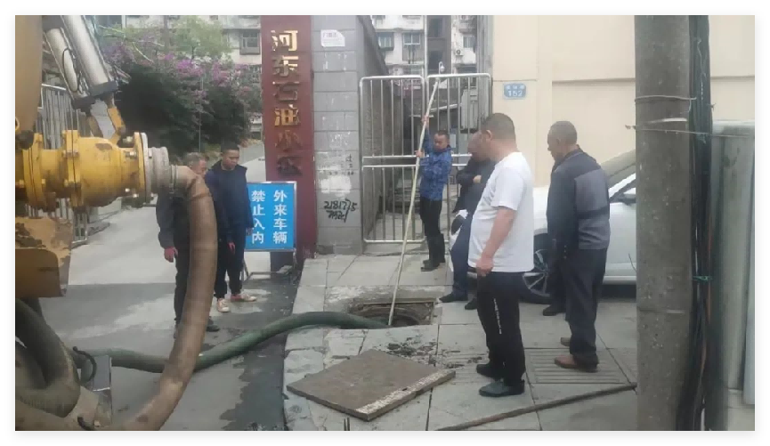 南充市高坪区：老旧小区污水管网堵塞，臭气四溢，市政部门紧急疏通  第3张