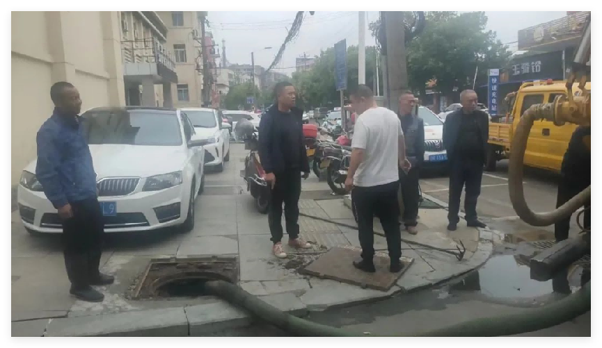 南充市高坪区：老旧小区污水管网堵塞，臭气四溢，市政部门紧急疏通  第4张