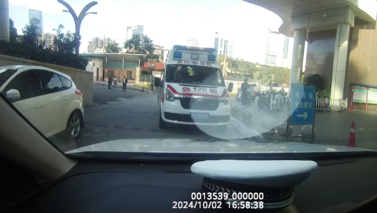 贵阳交警 10 分钟开辟绿色生命通道，成功救助病重新生儿  第2张