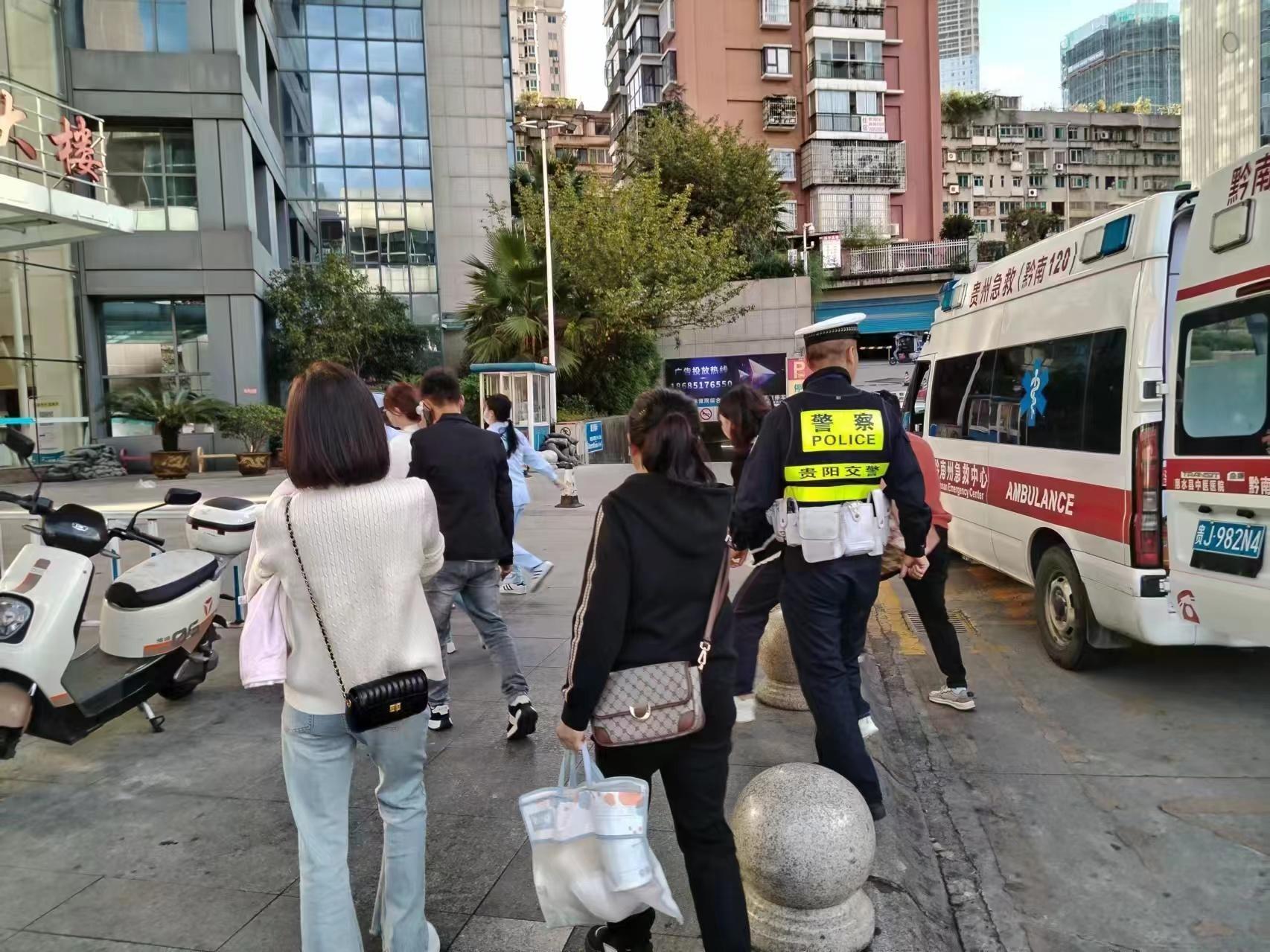 贵阳交警 10 分钟开辟绿色生命通道，成功救助病重新生儿  第4张
