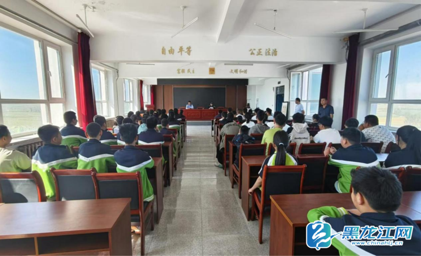 哈尔滨公安深入社区，全面开展打击整治网络谣言系列宣传活动  第3张