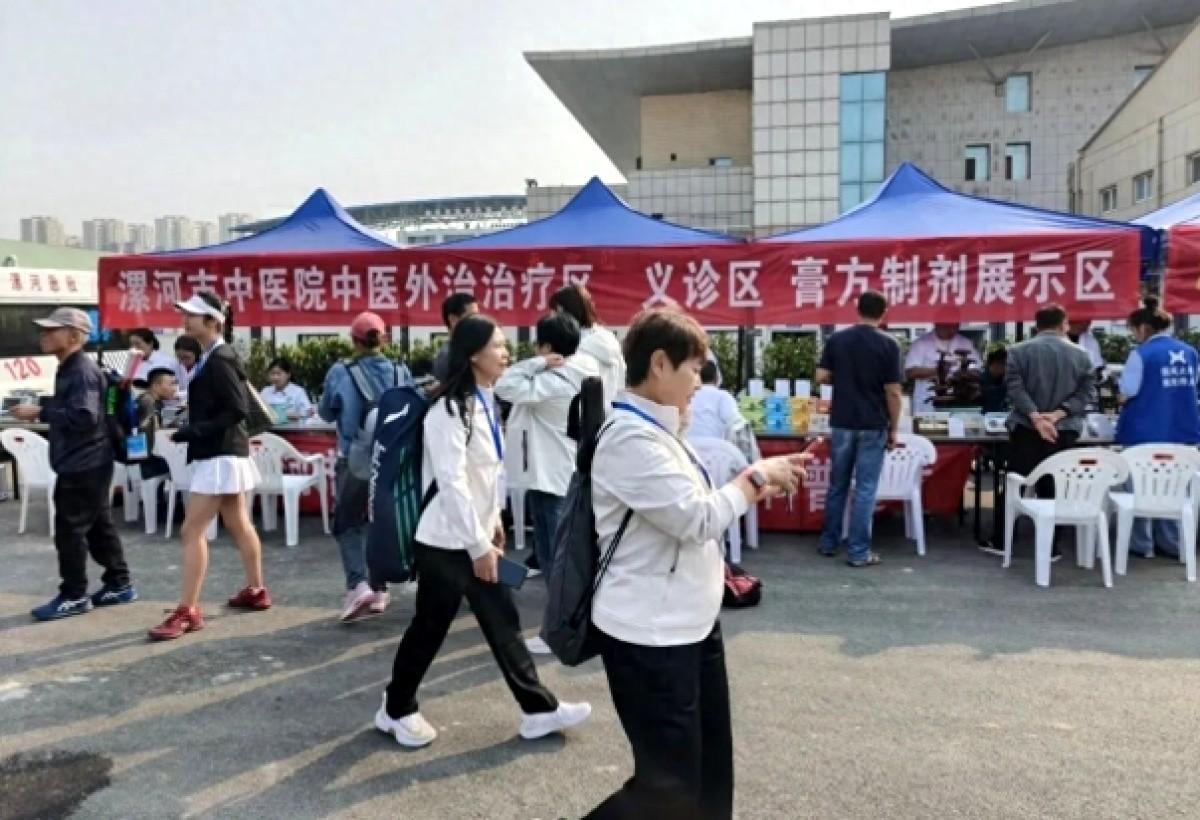 重阳节前，漯河市中医院多科室专家团队为老人健康护航  第1张