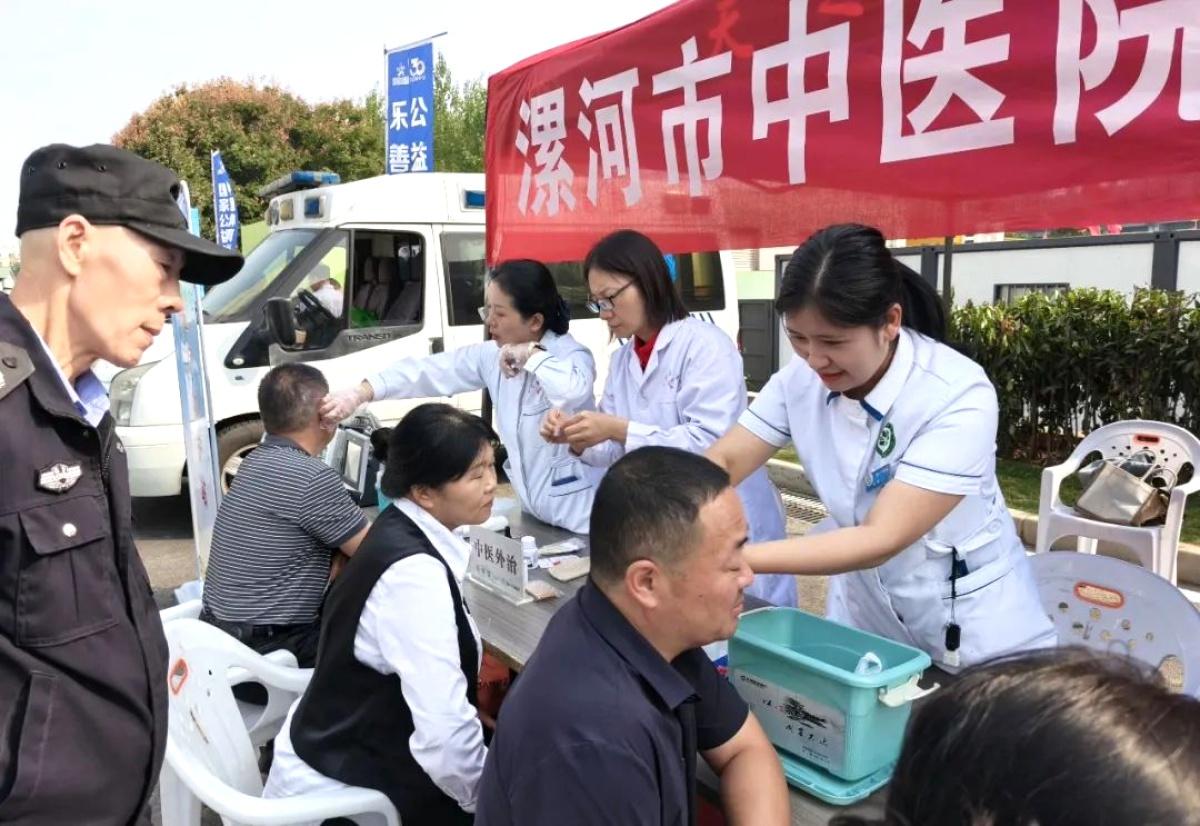 重阳节前，漯河市中医院多科室专家团队为老人健康护航  第2张