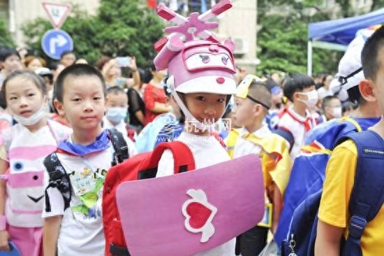 杭州中小学春秋假引热议，该不该取消？教育改革如何平衡减负与现实压力？
