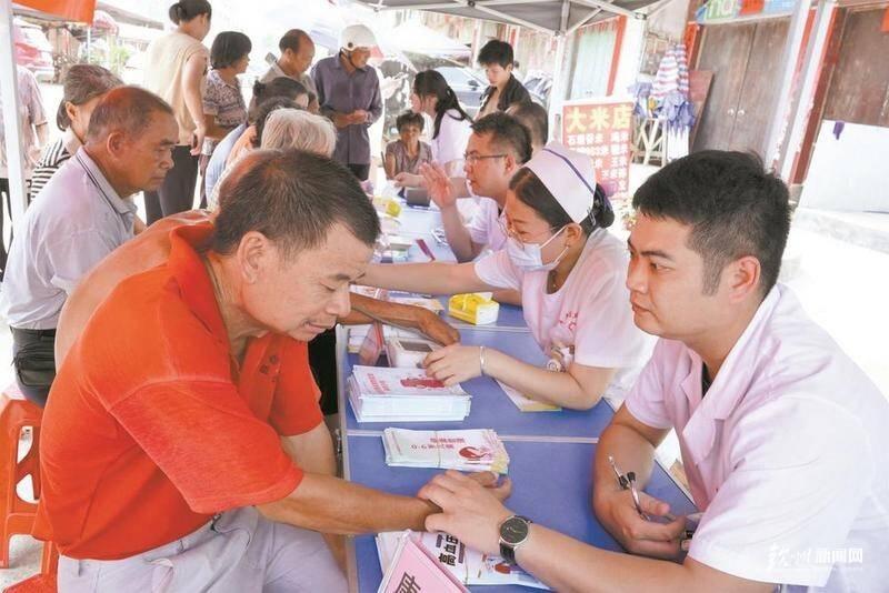 灵山县首家便民医疗服务站正式开门迎诊，让村民实现家门口就医  第2张