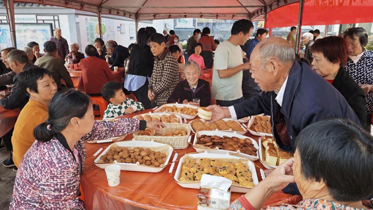 安吉社区开展迎重阳系列活动，为老人营造浓郁节日氛围